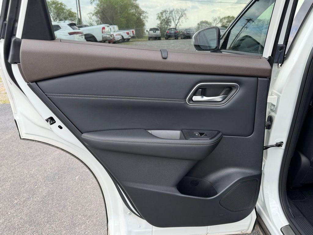 Used 2023 Nissan Rogue Platinum w/ Platinum Premium Package image 16