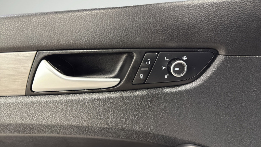 Used 2015 Volkswagen Passat TDI SE image 16