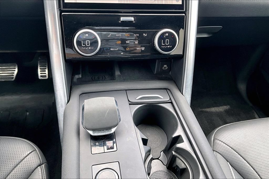 Used 2024 Land Rover Discovery Dynamic SE AWD/4WD image 23