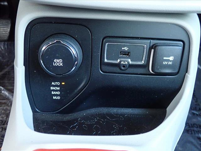 Used 2015 Jeep Renegade Latitude AWD/4WD image 19