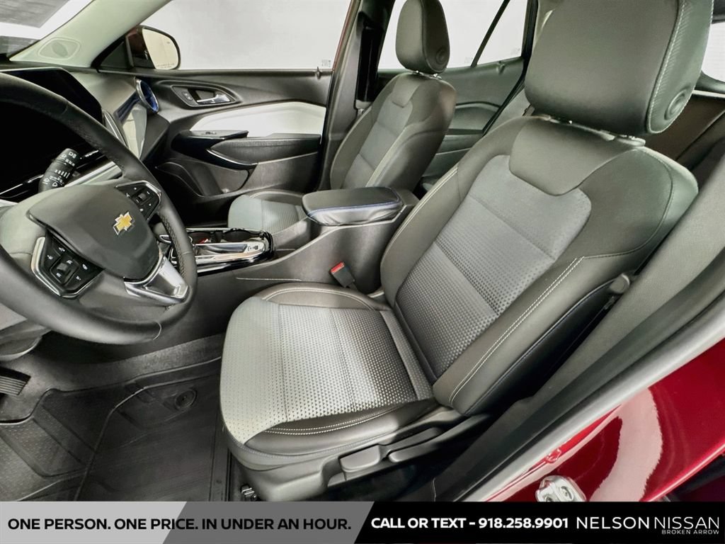 Used 2025 Chevrolet Trax LT w/ Driver Confidence Package FWD image 21