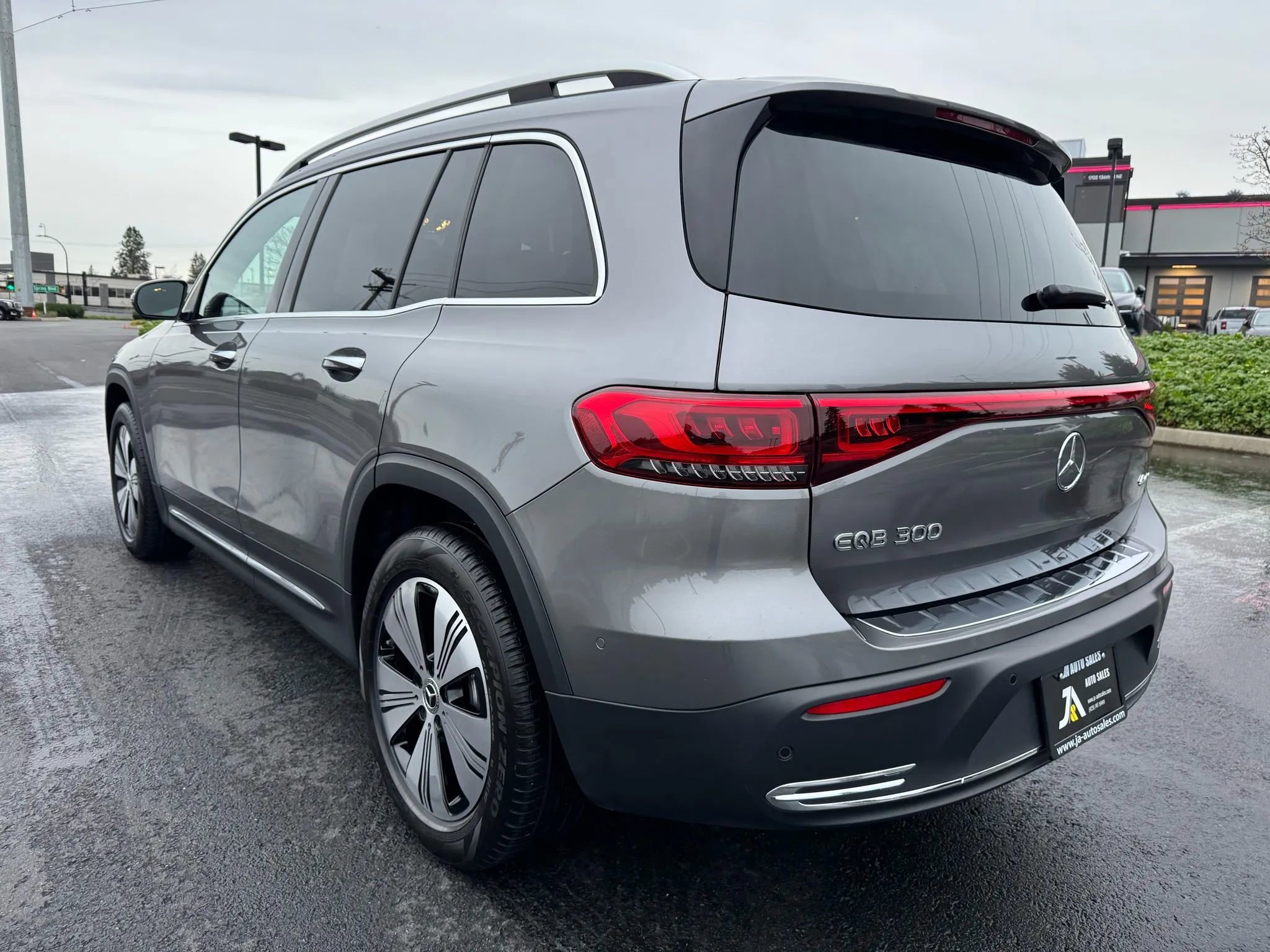 Used 2023 Mercedes-Benz EQB 300 4MATIC w/ Exclusive Package image 8