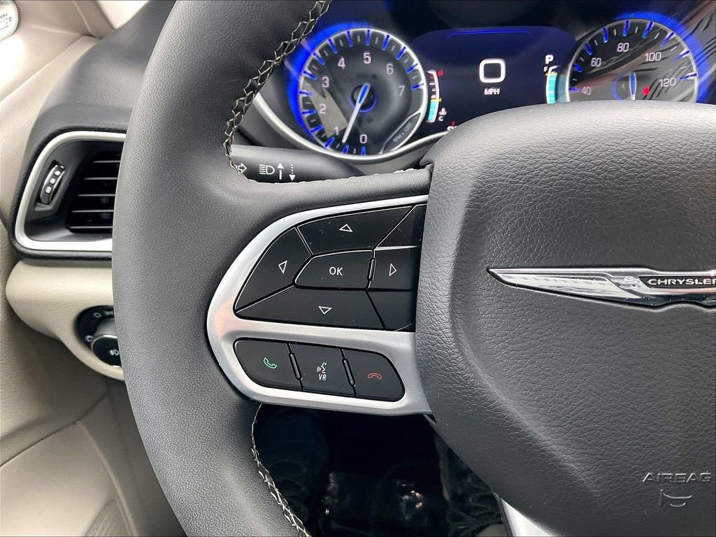 Used 2024 Chrysler Pacifica Touring-L image 22