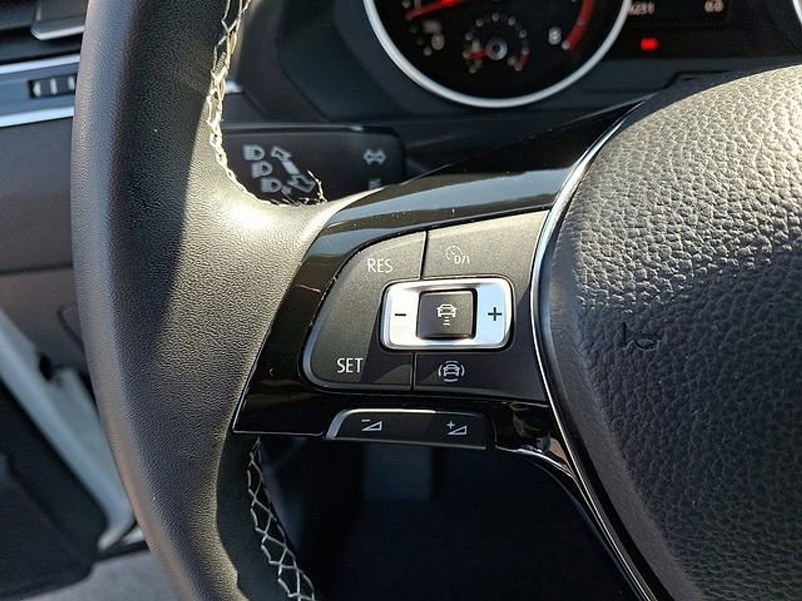 Used 2021 Volkswagen Tiguan SE w/ Panoramic Sunroof Package image 21