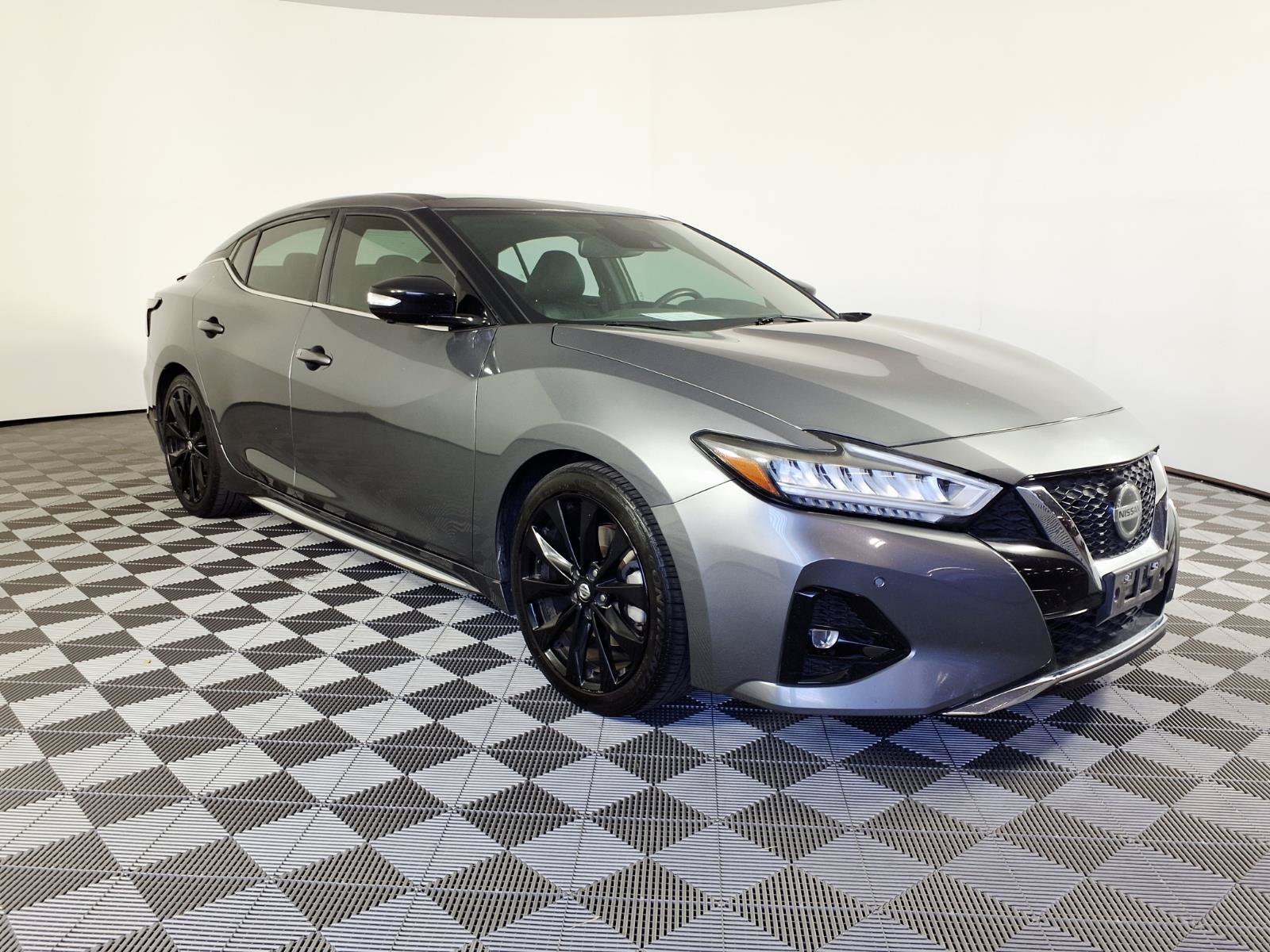Used 2020 Nissan Maxima SR w/ Sport Mat Group FWD image 3