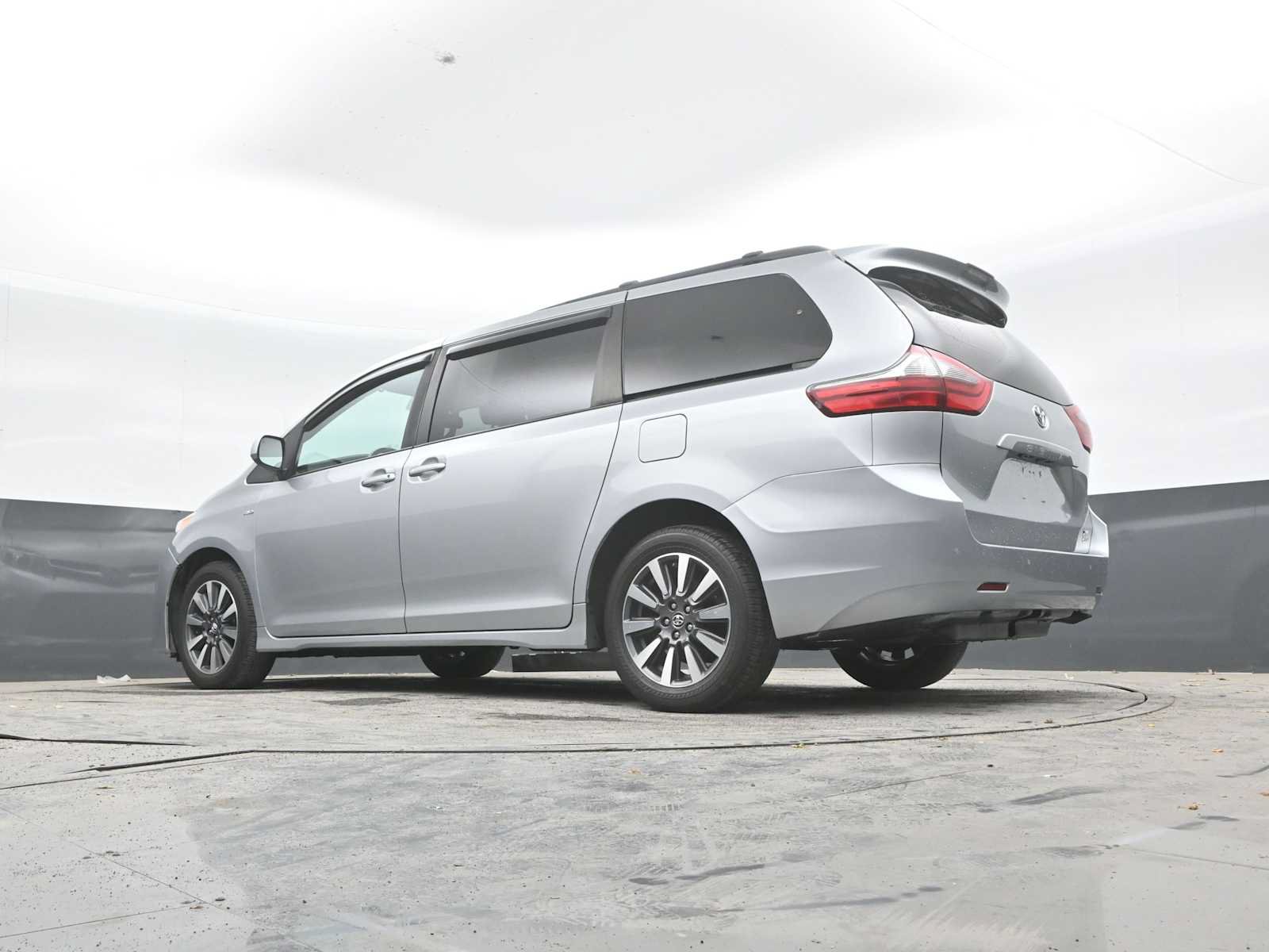 Used 2020 Toyota Sienna XLE w/ XLE Navigation Package AWD/4WD image 23