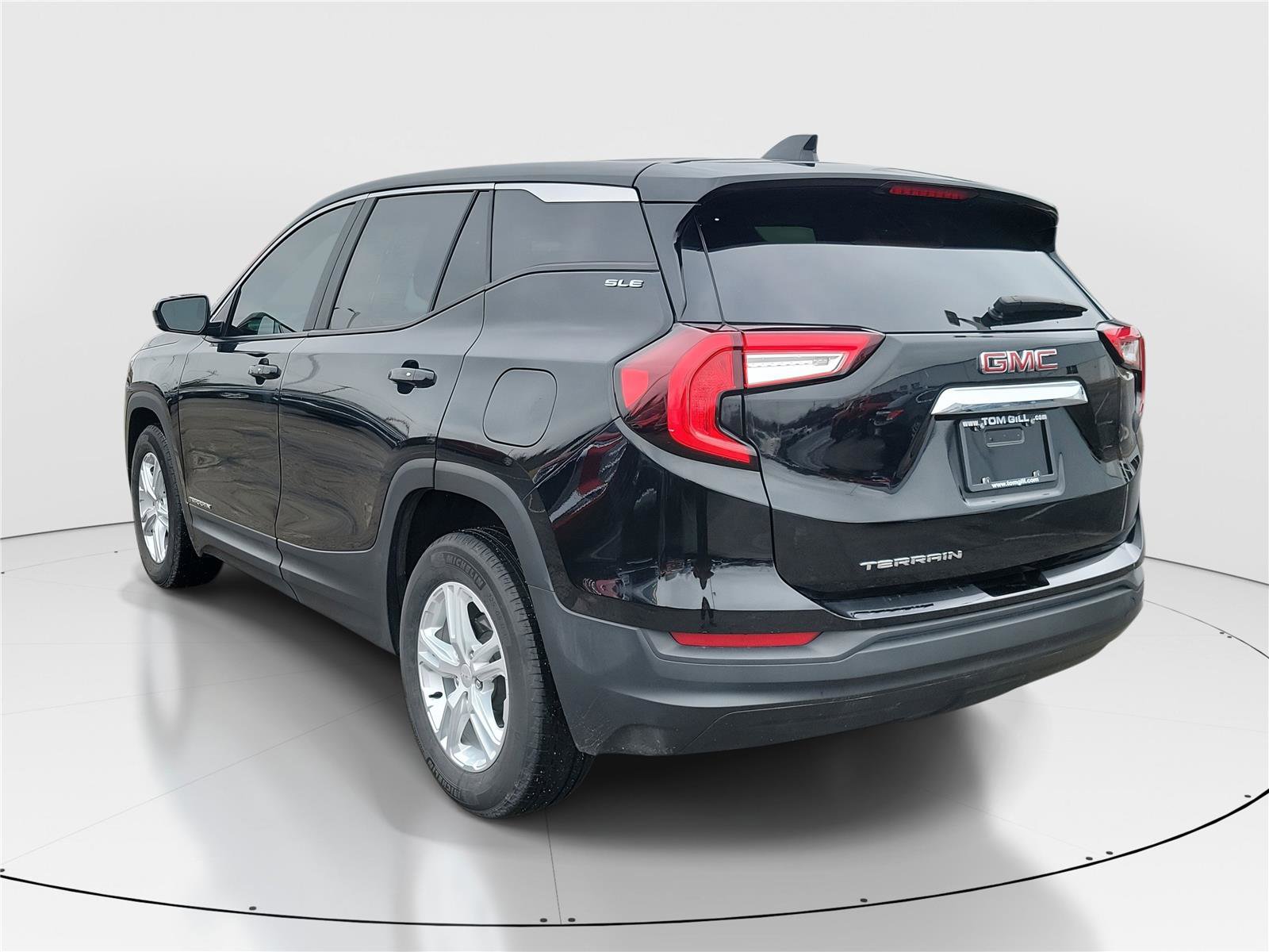 Used 2024 GMC Terrain SLE image 3