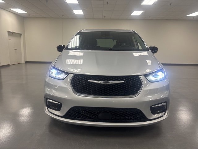 Used 2024 Chrysler Pacifica Touring-L image 2