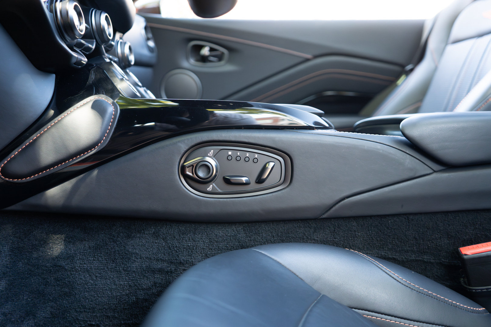 Used 2023 Aston Martin V8 Vantage Roadster RWD image 14