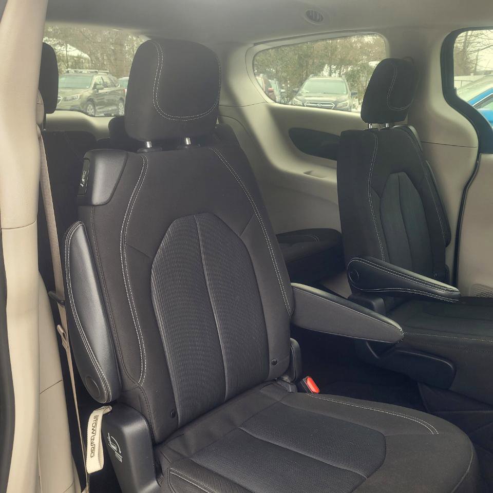 Used 2022 Chrysler Voyager LX image 25