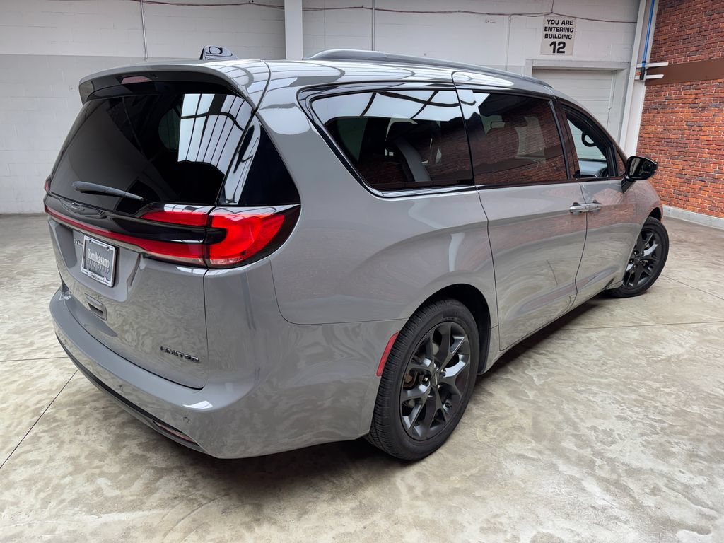 Used 2025 Chrysler Pacifica Limited FWD image 6