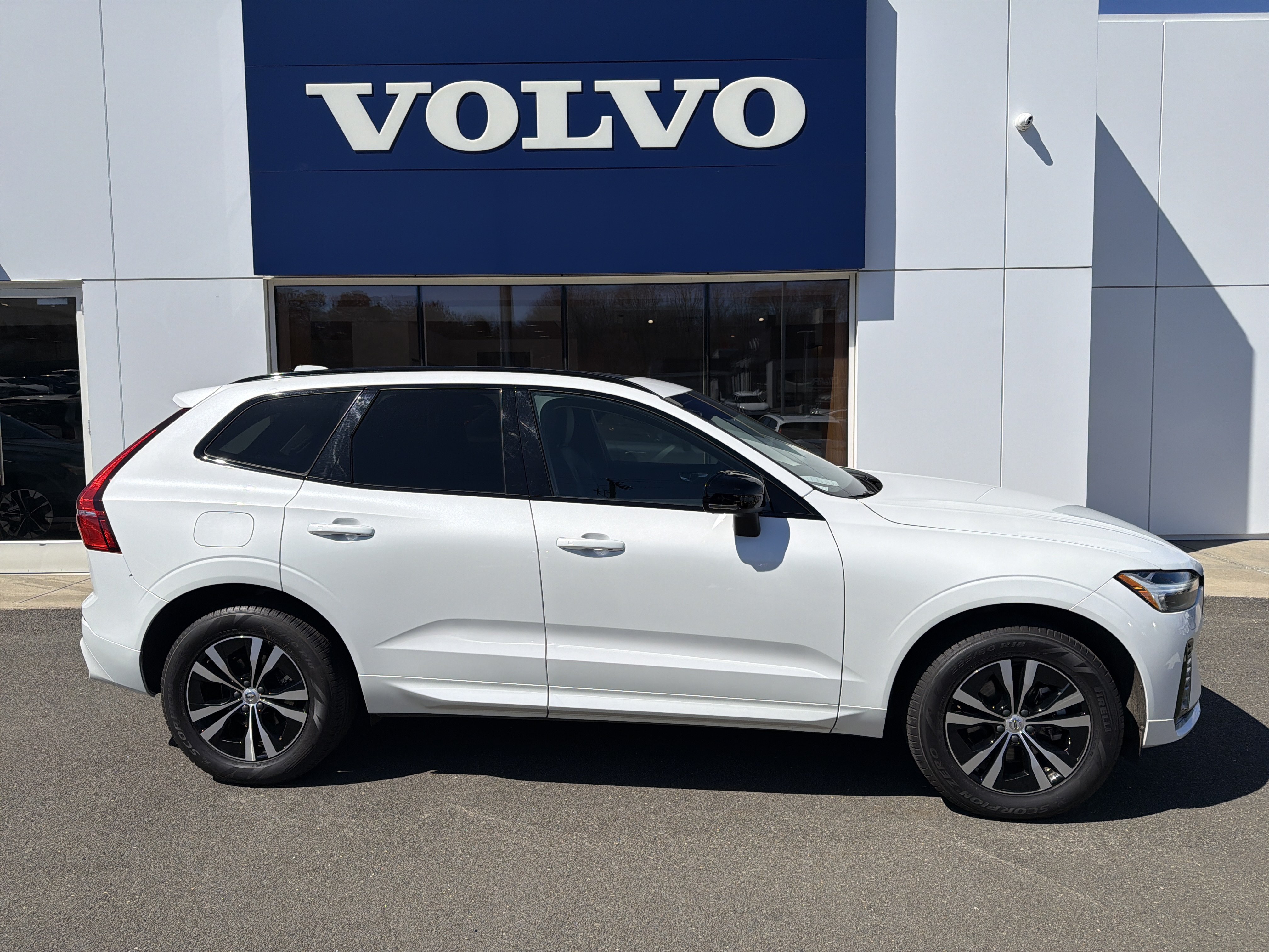 Certified 2025 Volvo XC60 B5 Core AWD/4WD image 6