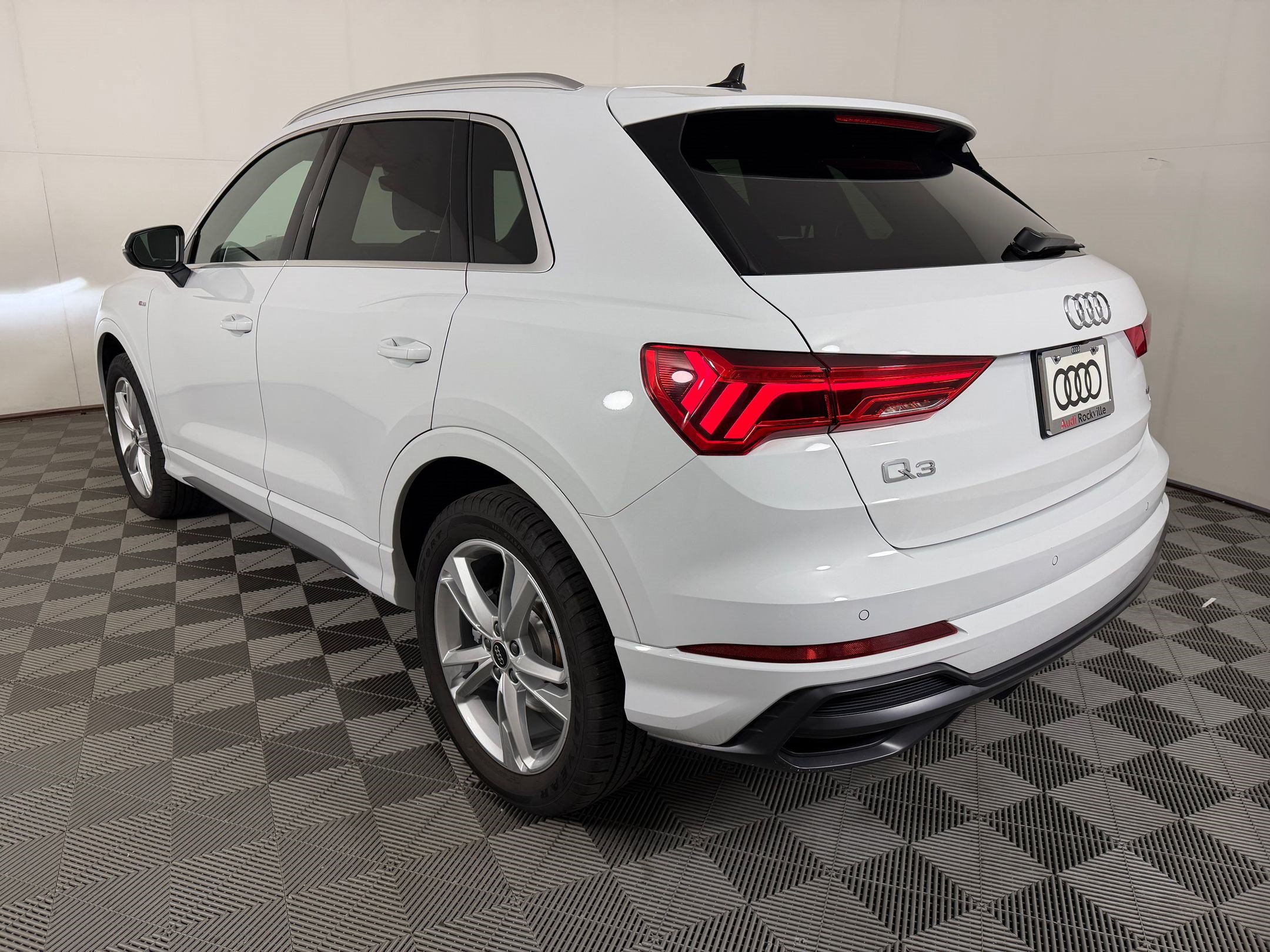 Certified 2022 Audi Q3 2.0T Premium AWD/4WD image 3