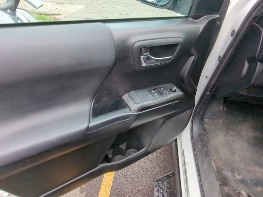 Used 2019 Toyota Tacoma TRD Off-Road w/ Technology Package image 9