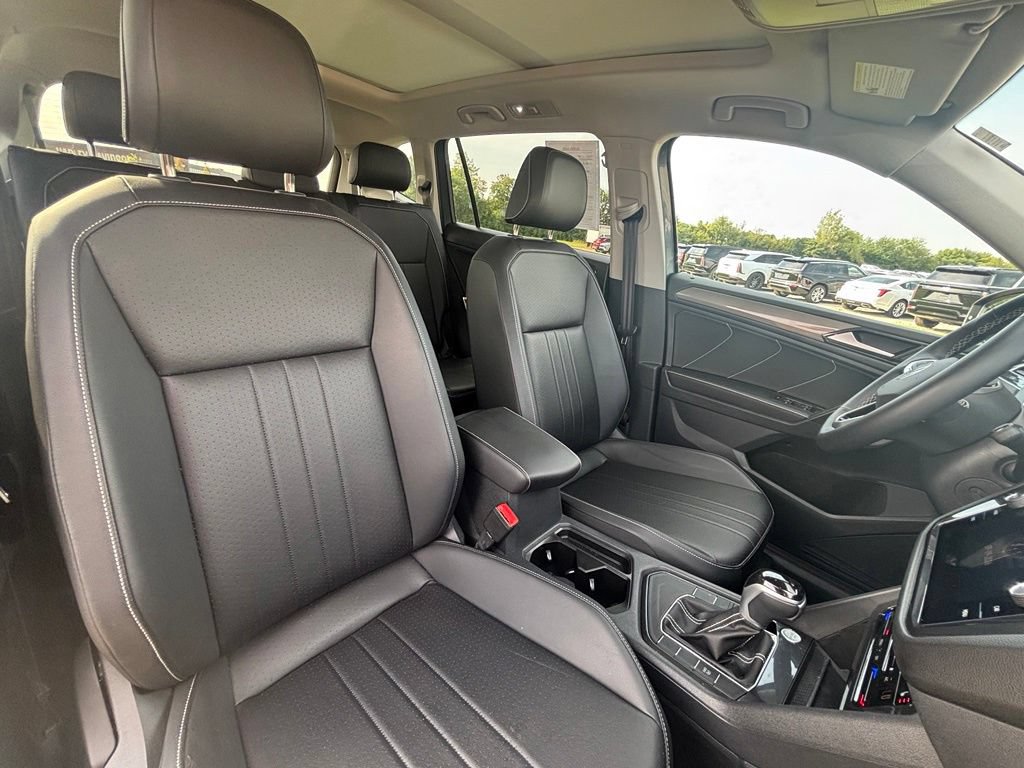 Used 2023 Volkswagen Tiguan SE w/ Panoramic Sunroof Package FWD image 32