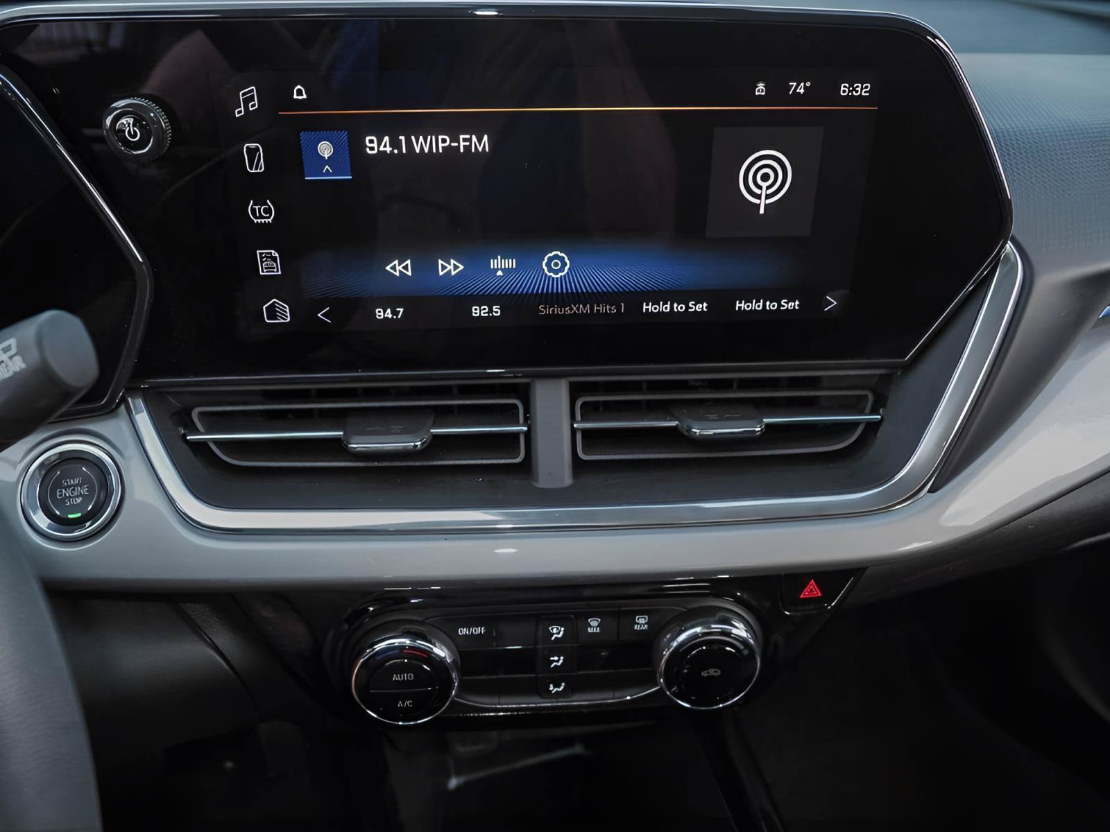Certified 2024 Chevrolet Trax LT FWD image 11