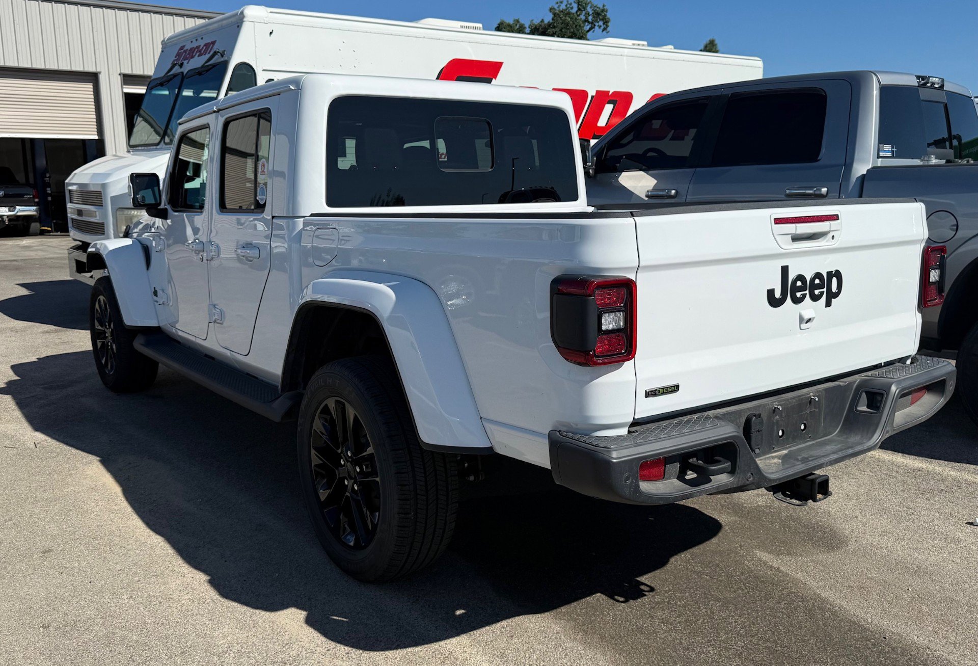 Used 2023 Jeep Gladiator Overland AWD/4WD image 5