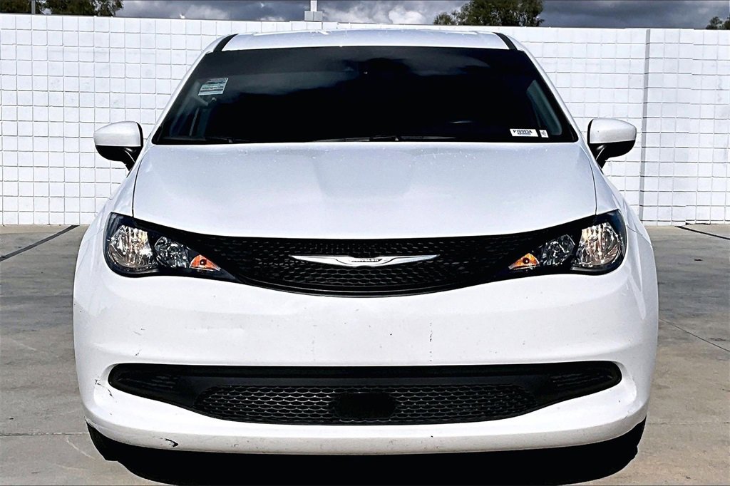 Certified 2023 Chrysler Voyager LX image 4