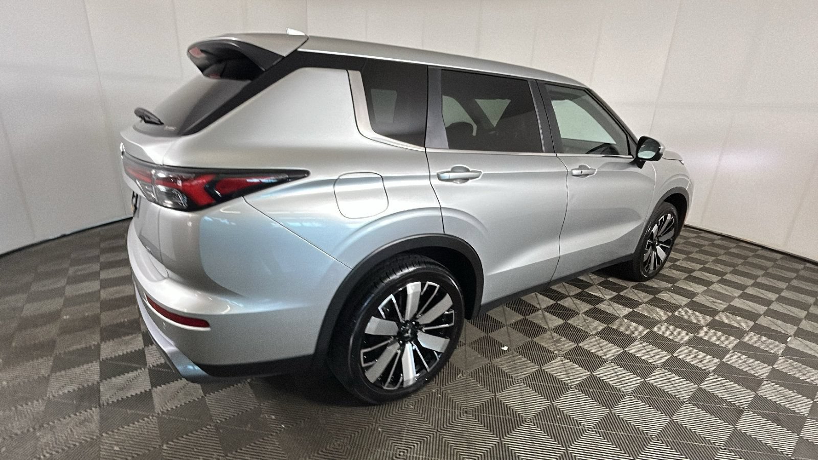 Used 2025 Mitsubishi Outlander SE AWD/4WD image 2