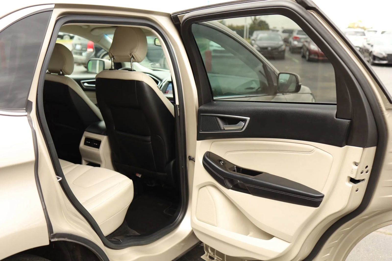 Used 2018 Ford Edge Titanium w/ Ford Safe & Smart Package image 45