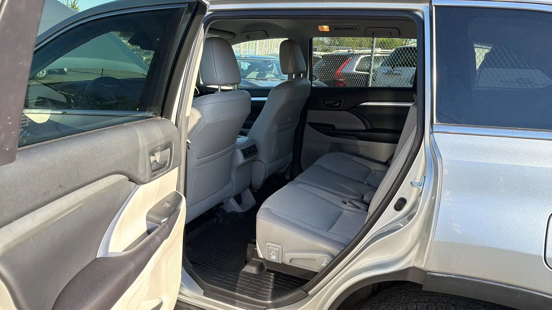 Used 2017 Toyota Highlander AWD V6 image 28