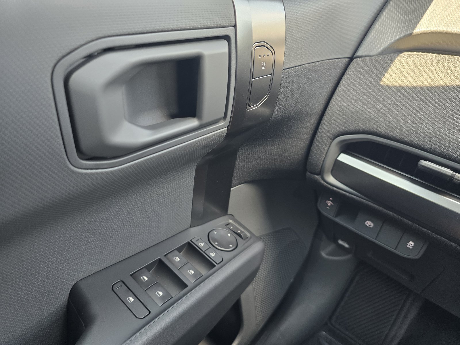 New 2027 Kia EV3 Wind FWD image 12