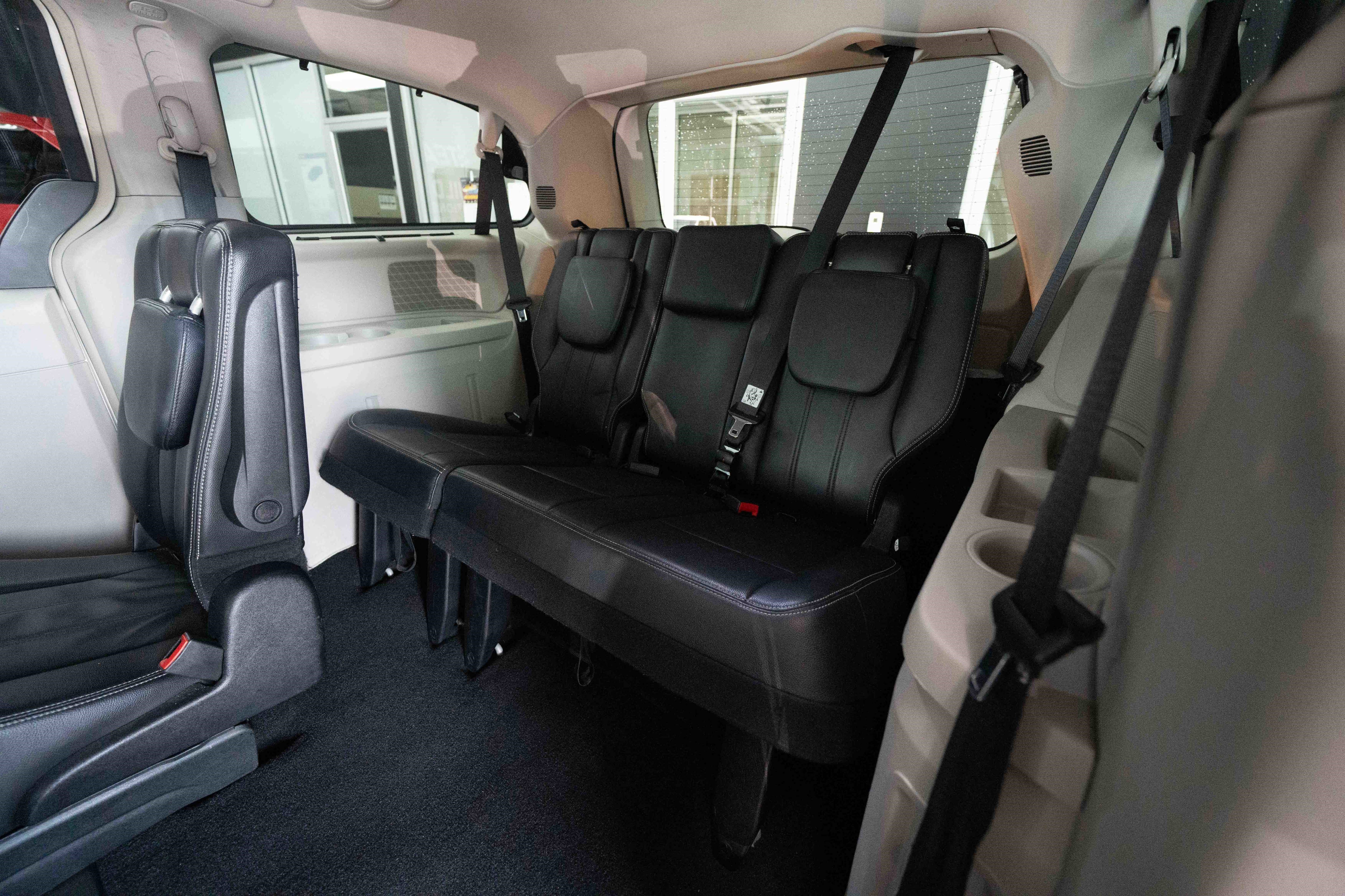 Used 2014 Chrysler Town & Country Touring image 22
