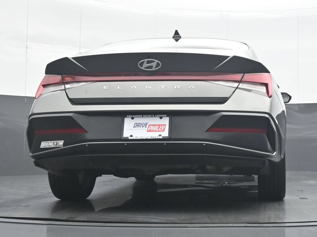Used 2025 Hyundai Elantra SEL FWD image 29
