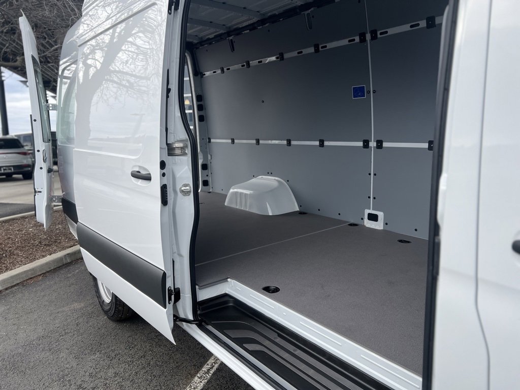 Used 2024 Mercedes-Benz Sprinter 4500 image 17