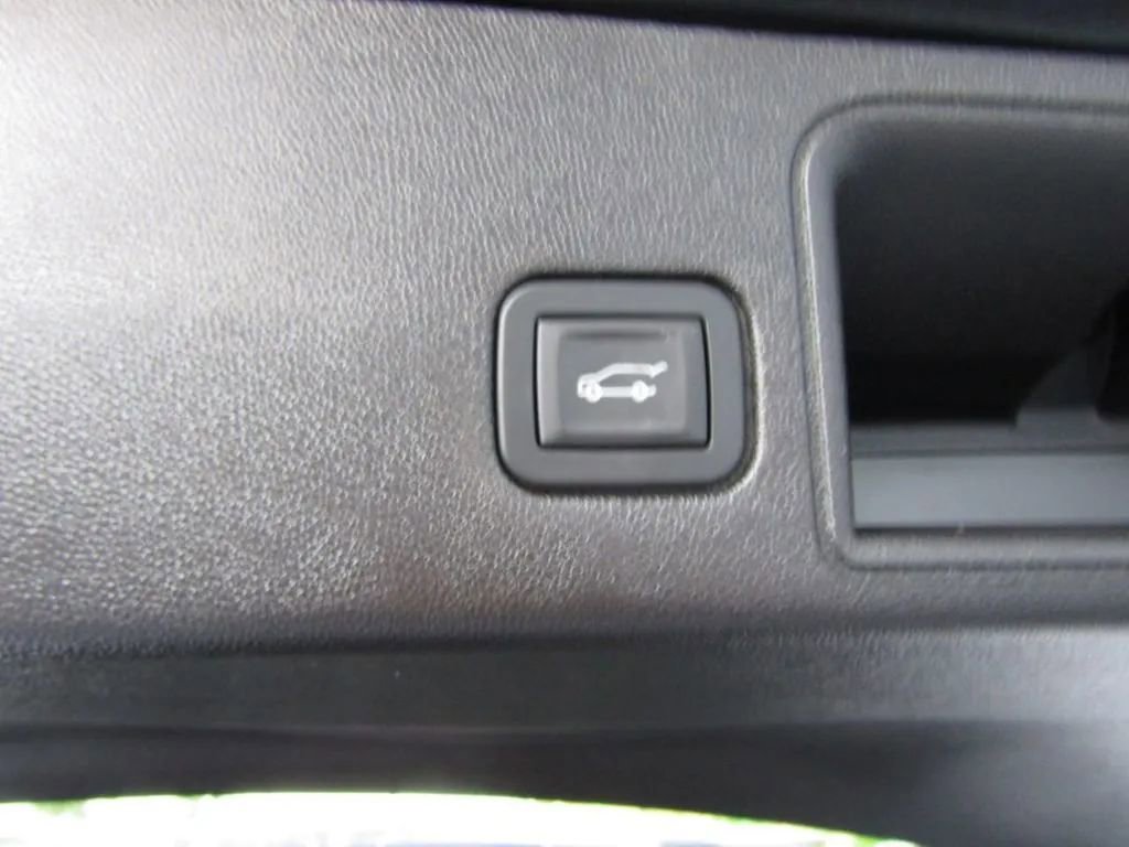 Used 2018 GMC Terrain Denali w/ Comfort Package image 23