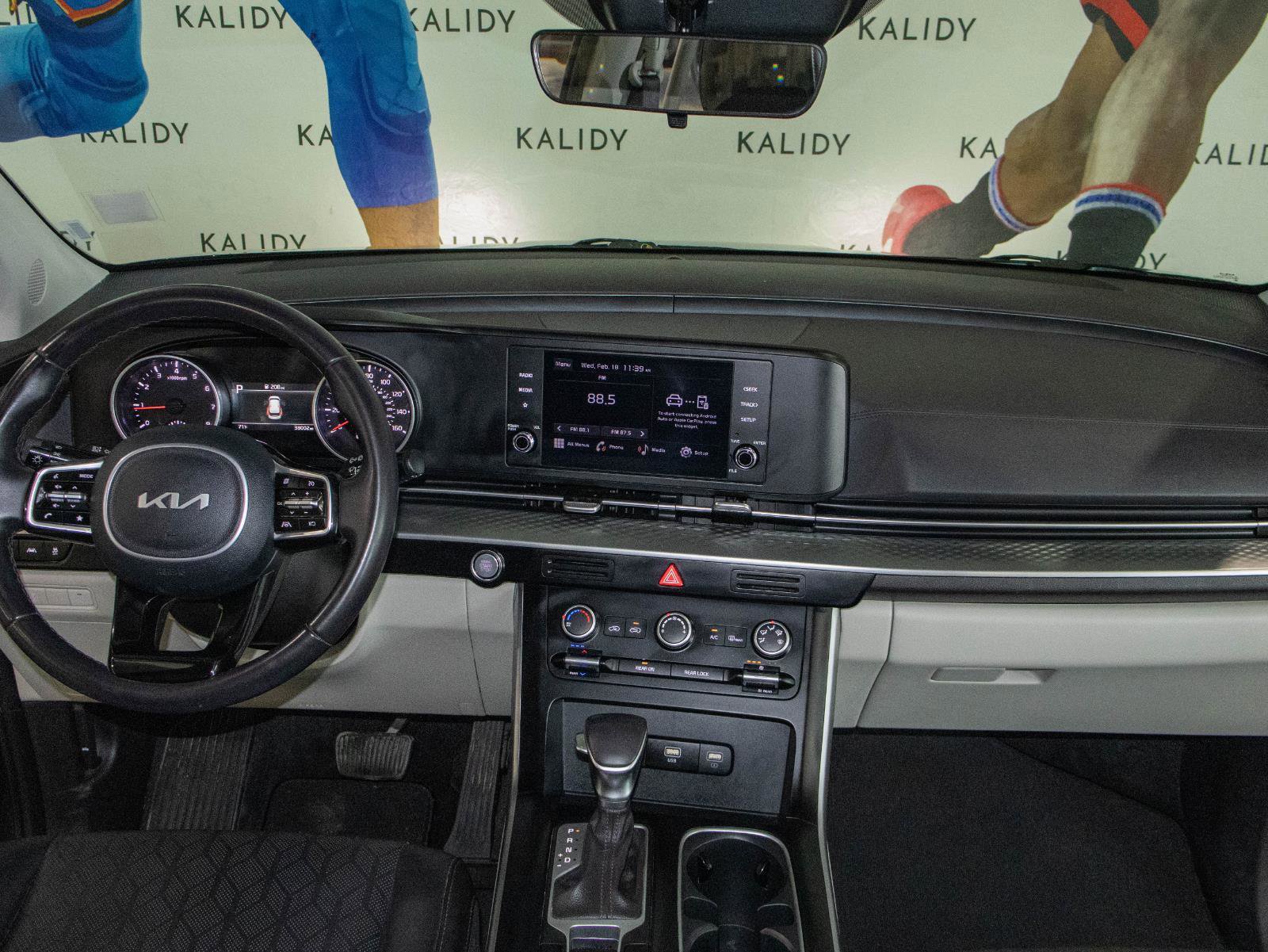 Used 2024 Kia Carnival LX image 3