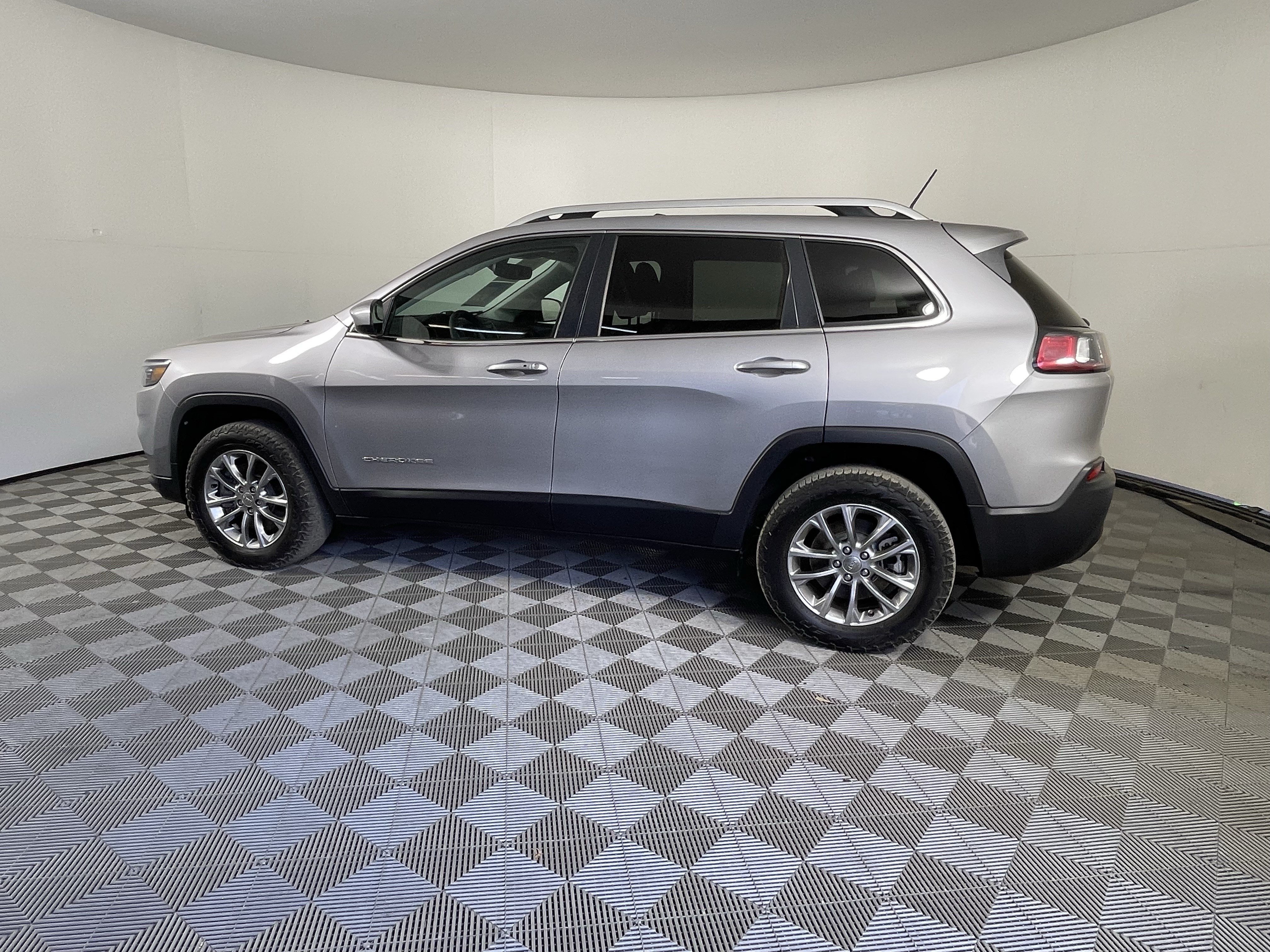 Used 2019 Jeep Cherokee Latitude Plus w/ Comfort/Convenience Group AWD/4WD image 2