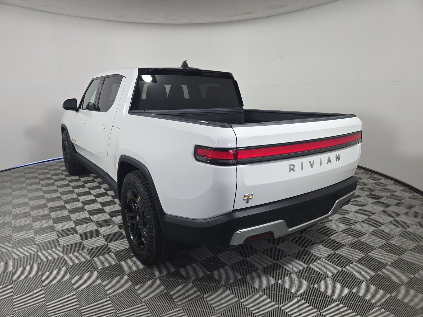 Used 2023 Rivian R1T Adventure AWD/4WD image 3