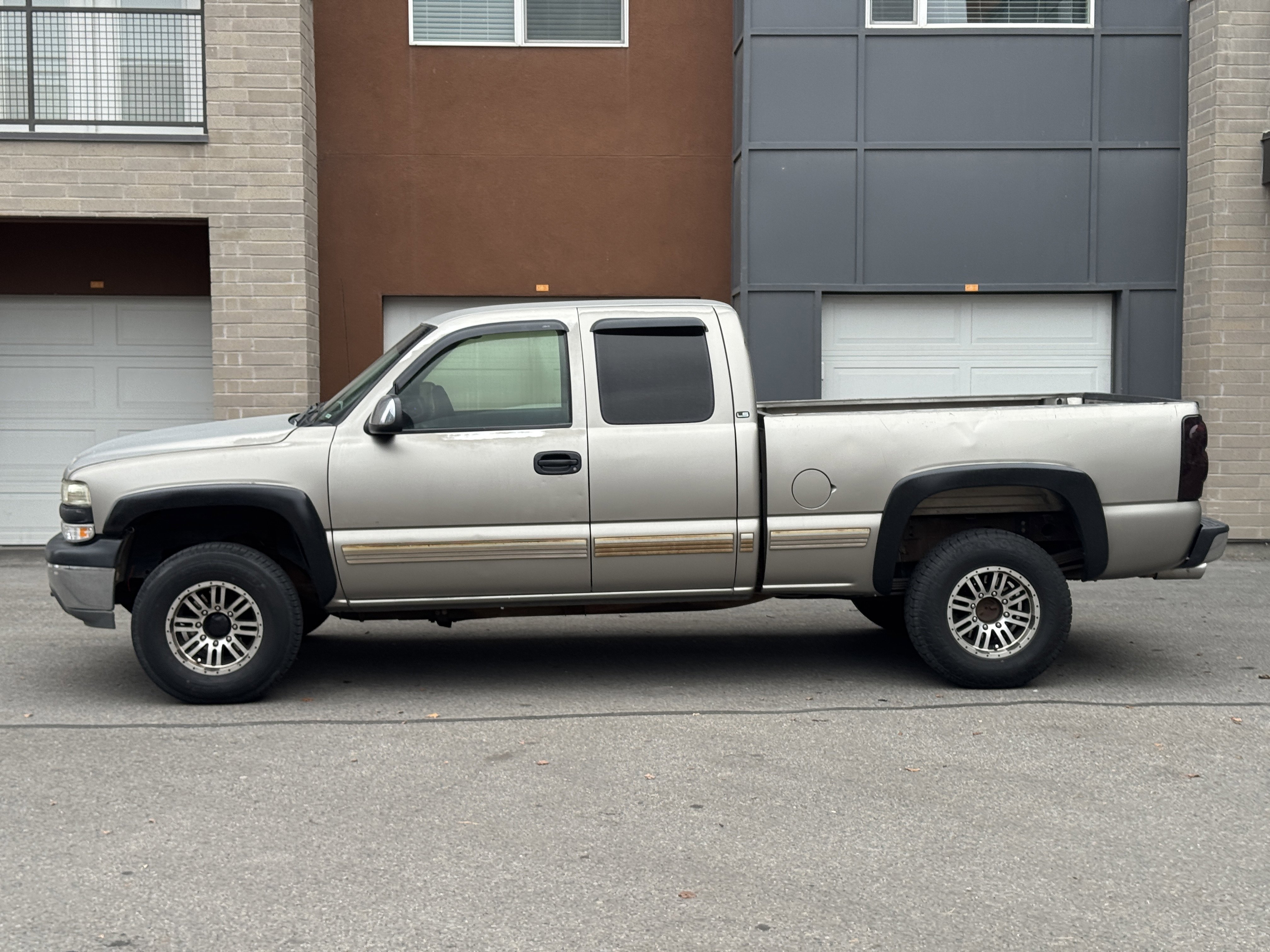 Used 2001 Chevrolet Silverado 2500 LS w/ Firm Ride Suspension Pkg image 2
