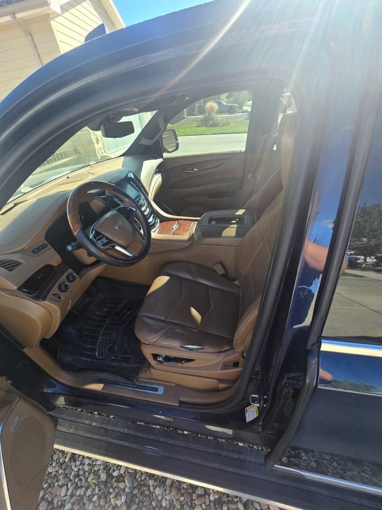 Used 2017 Cadillac Escalade ESV Platinum AWD/4WD image 16