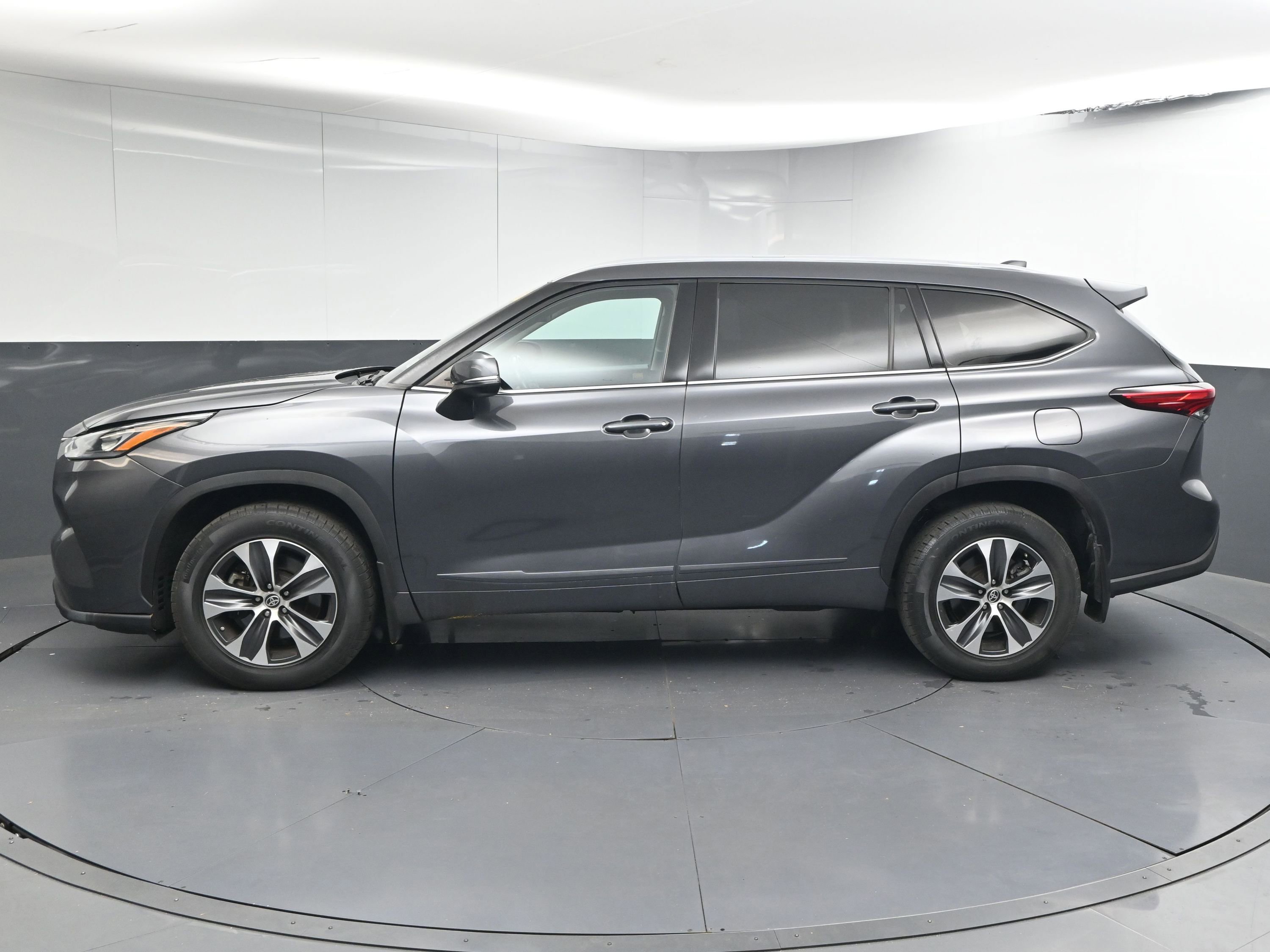 Used 2020 Toyota Highlander XLE image 5