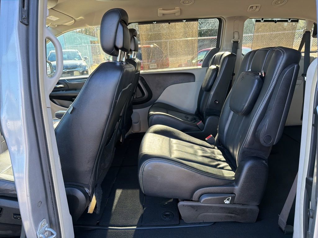 Used 2015 Chrysler Town & Country Touring image 20