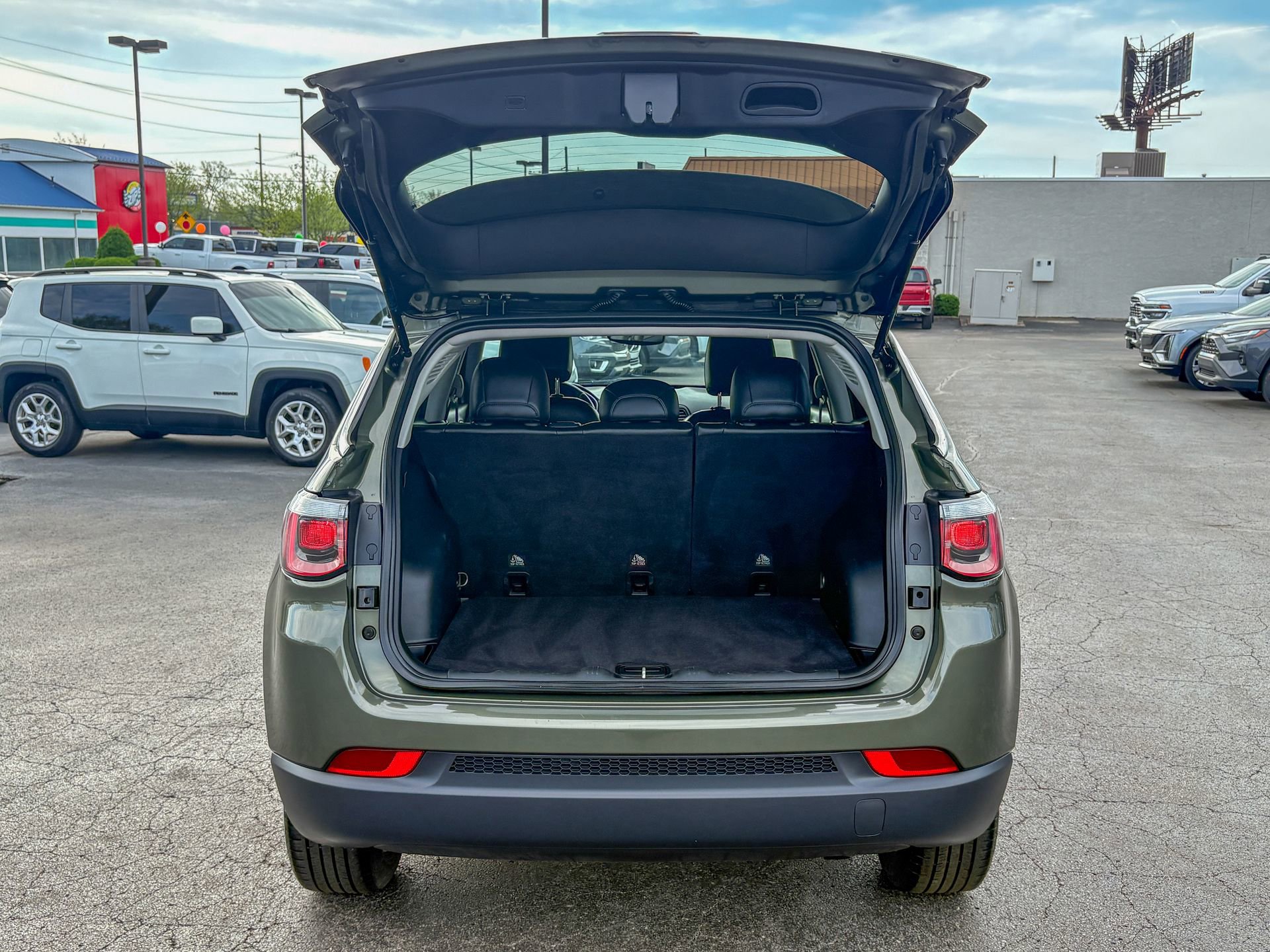 Used 2018 Jeep Compass Latitude w/ Popular Equipment Group FWD image 31