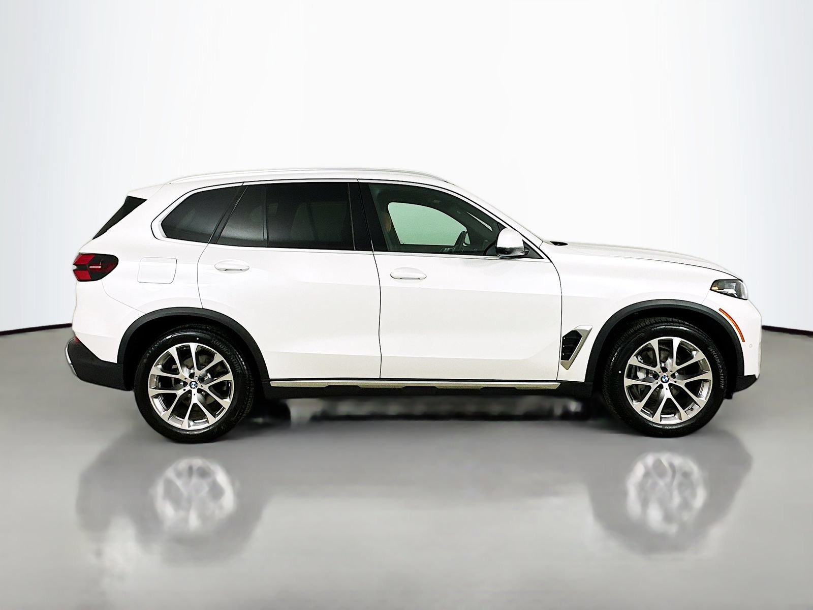 Used 2024 BMW X5 xDrive40i w/ Parking Assistance Package AWD/4WD image 4