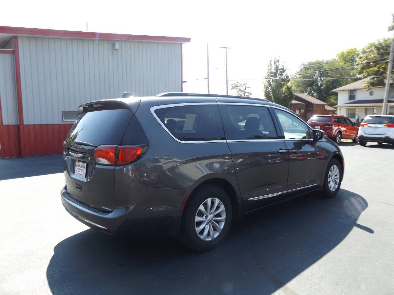 Used 2017 Chrysler Pacifica Touring-L image 6