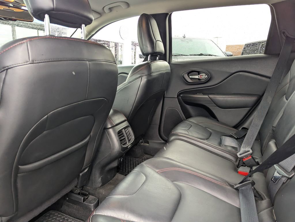 Used 2015 Jeep Cherokee Trailhawk w/ Comfort/Convenience Group AWD/4WD image 32