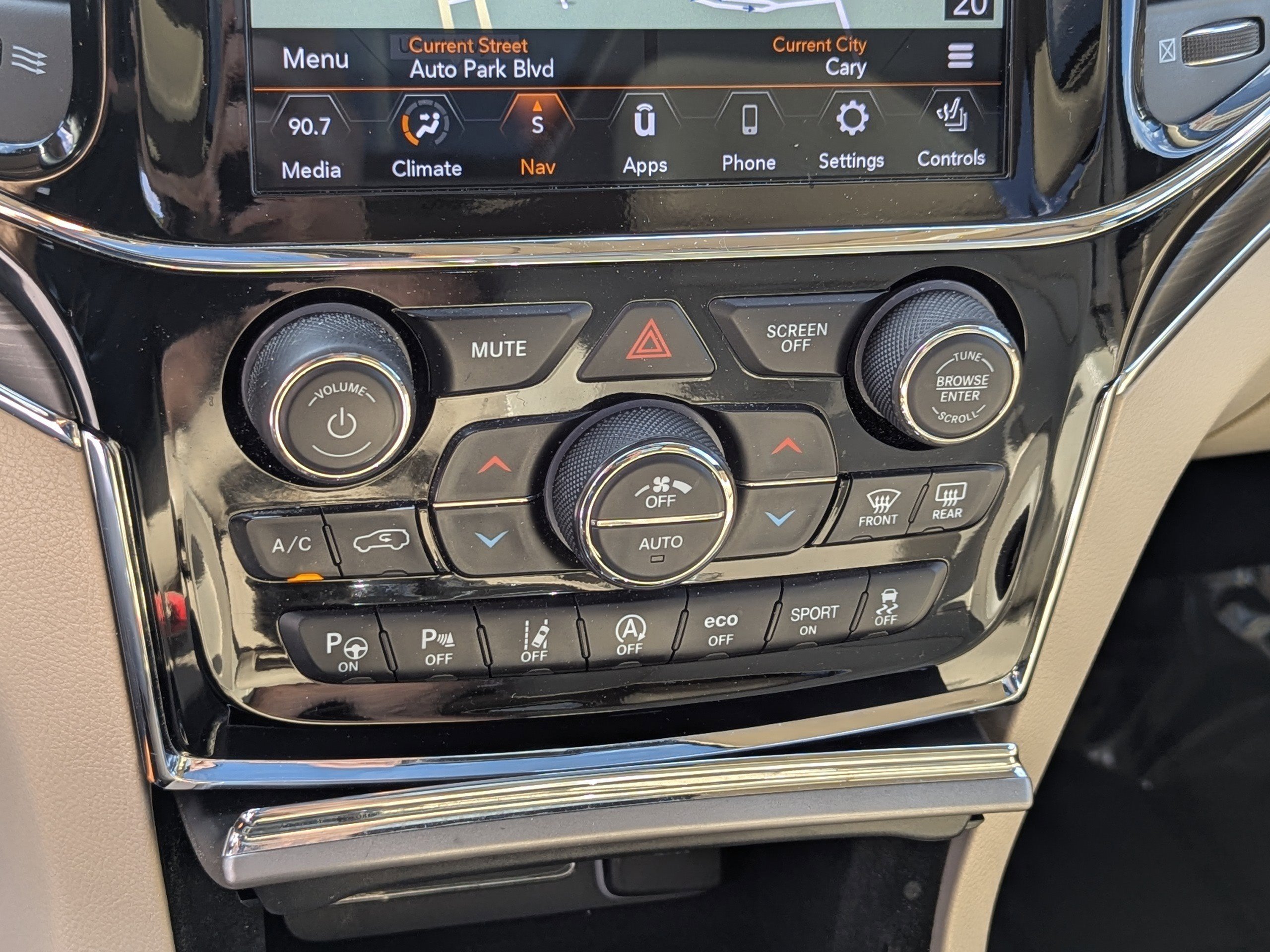 Used 2020 Jeep Grand Cherokee Limited w/ Luxury Group II image 26