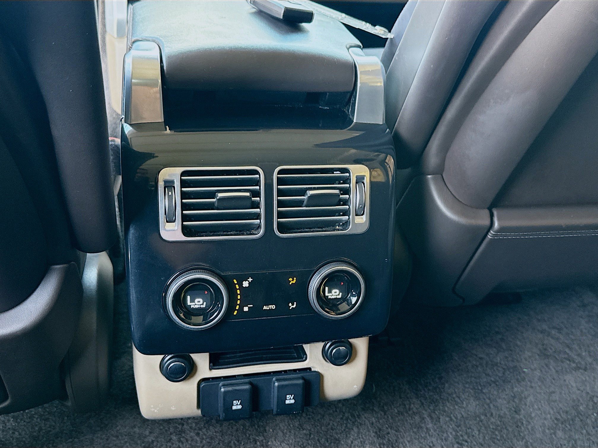 Used 2019 Land Rover Range Rover Velar R-Dynamic SE image 23