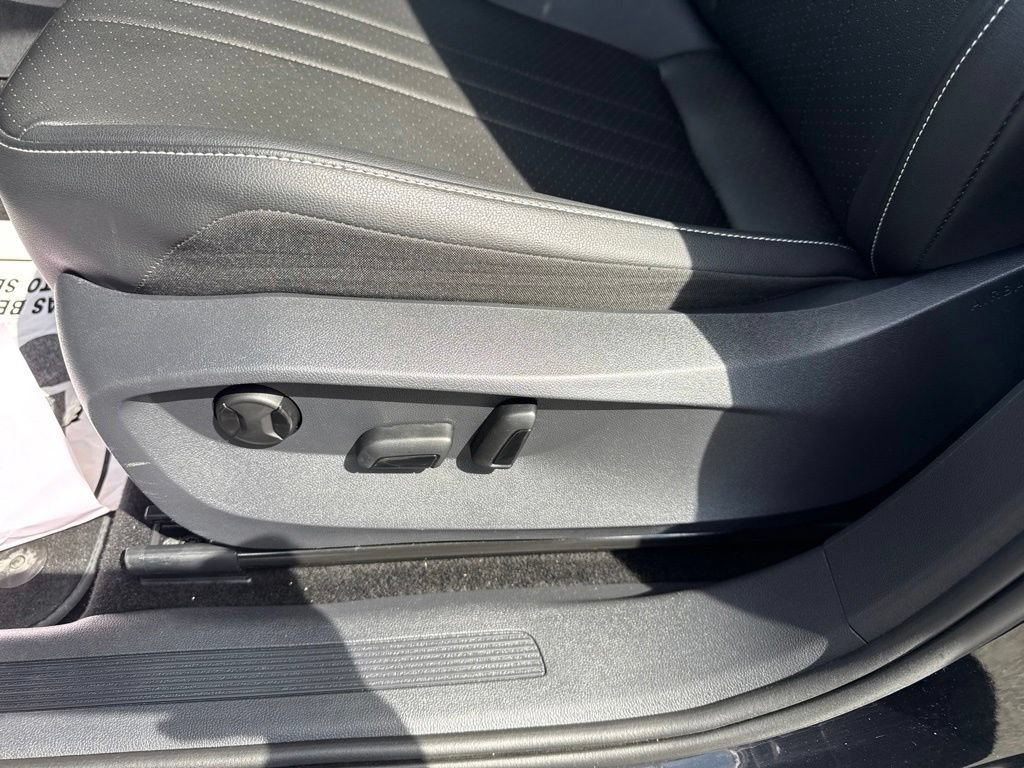 Used 2023 Volkswagen Tiguan SE w/ Panoramic Sunroof Package FWD image 14