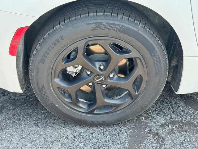 Certified 2024 Chrysler Pacifica Limited FWD image 11