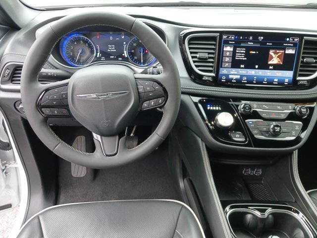 Used 2025 Chrysler Pacifica Limited image 14