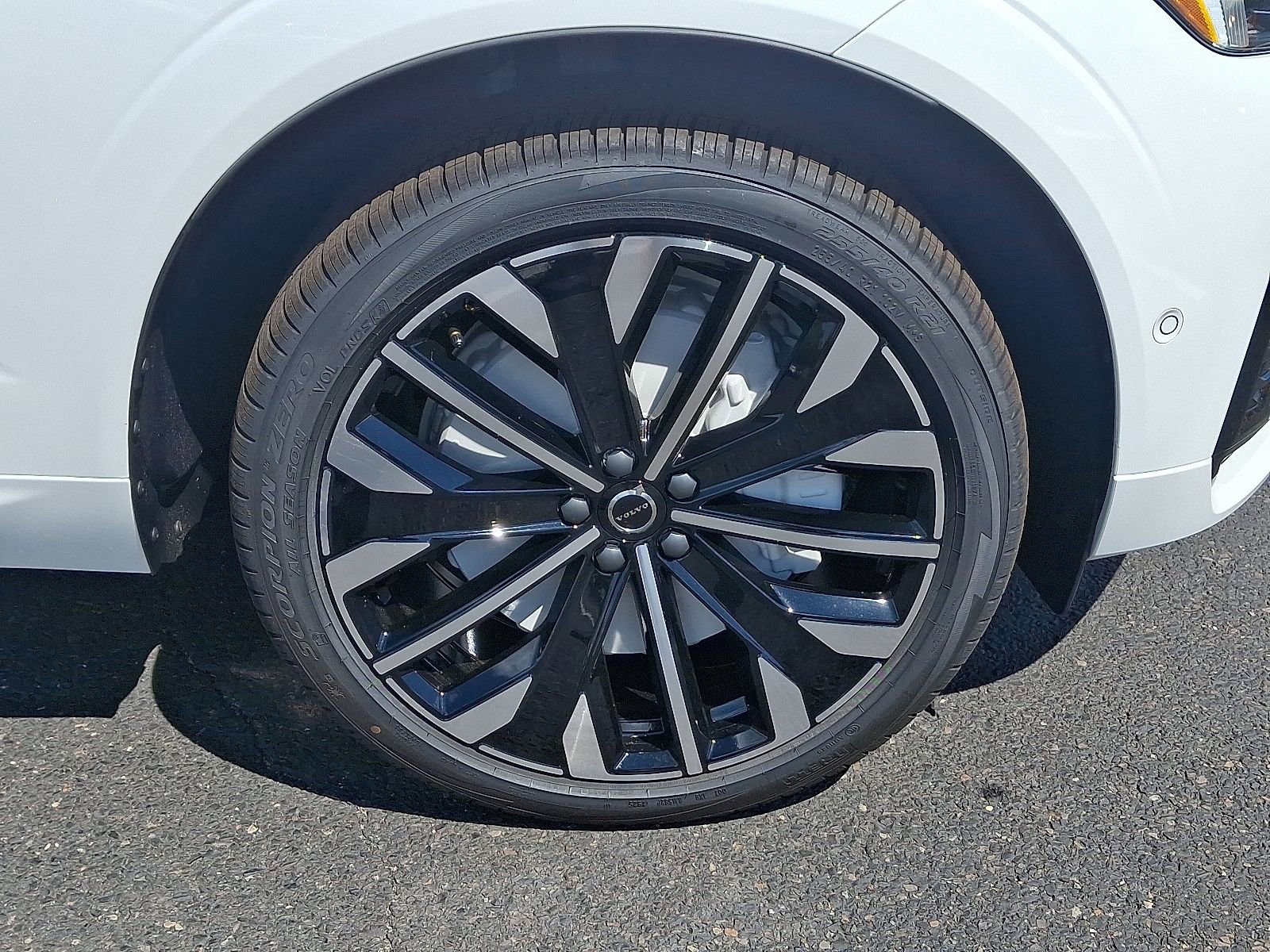 New 2026 Volvo XC60 B5 Ultra w/ Climate Package image 8