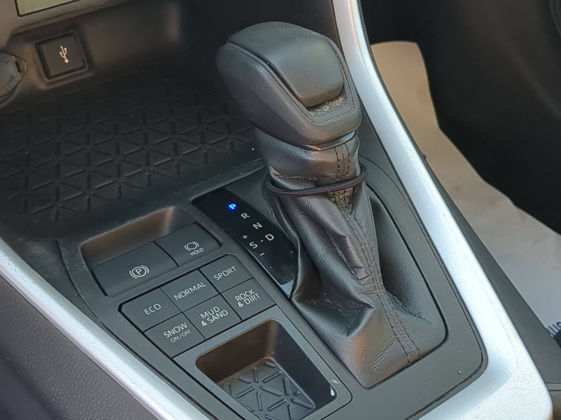 Used 2021 Toyota RAV4 LE AWD/4WD image 15
