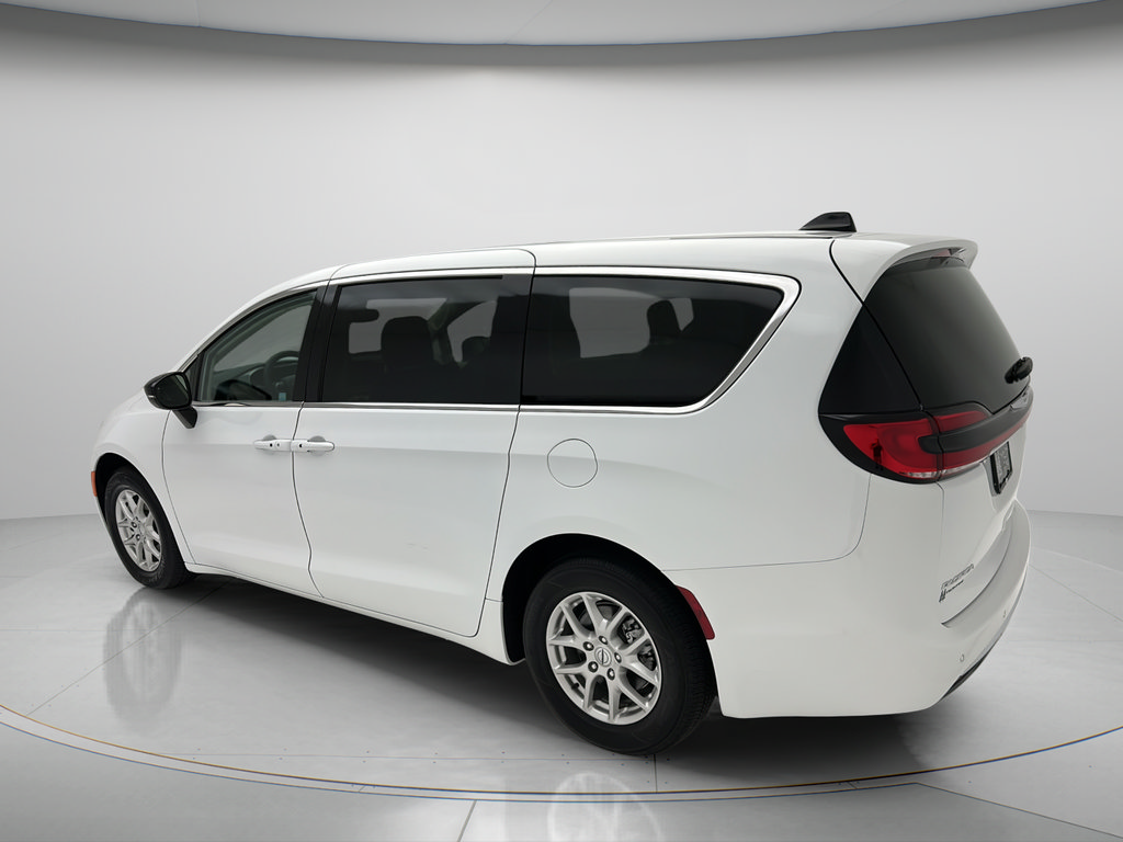 Used 2024 Chrysler Pacifica Touring-L FWD image 4