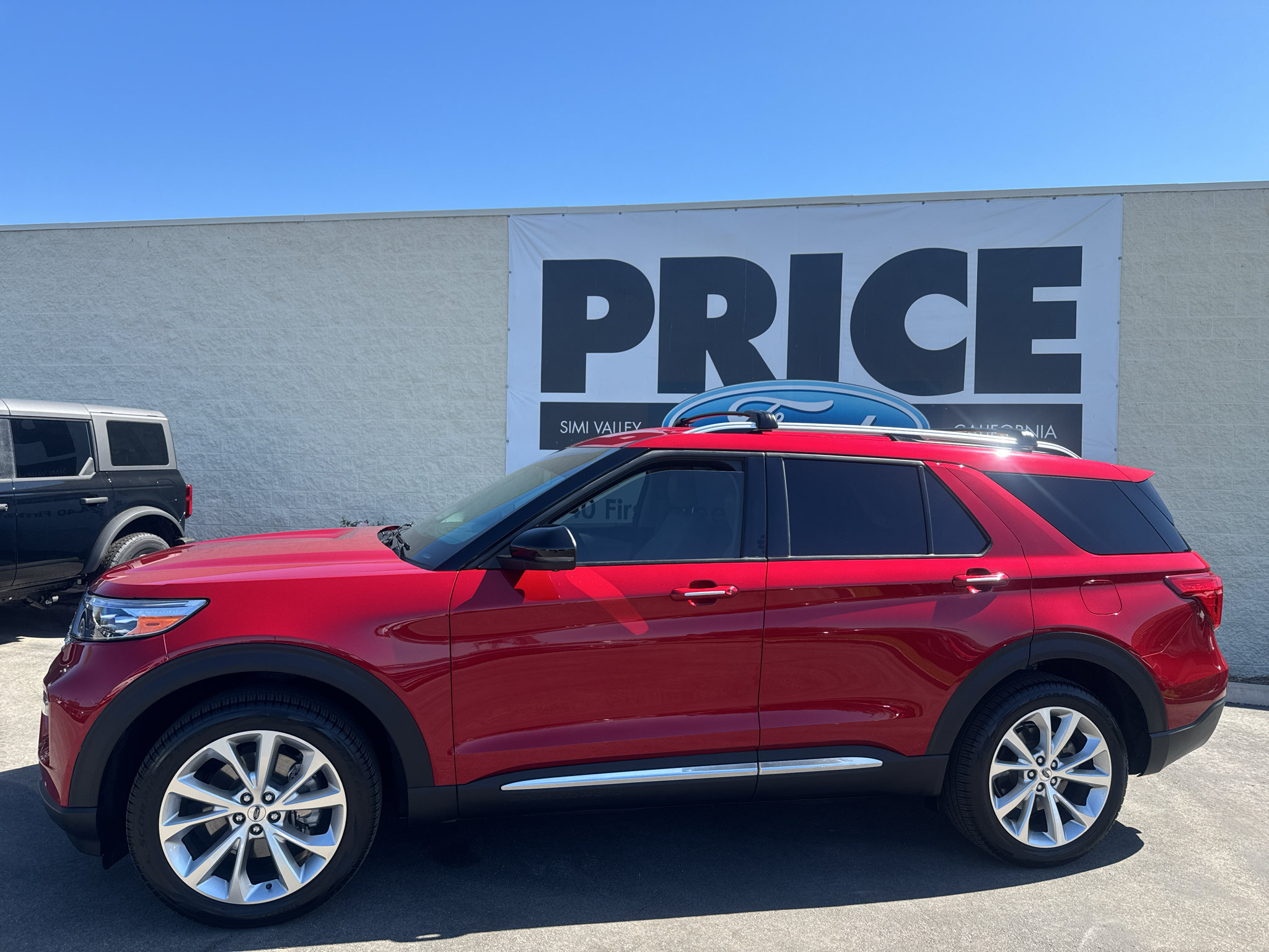Used 2022 Ford Explorer Platinum w/ Technology Package AWD/4WD image 2